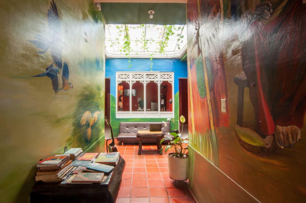 Lienzo Hostel And Mural Art Museum Попаян Екстериор снимка